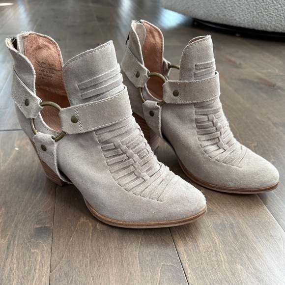 SEYCHELLES Impossible Beige Suede Harness Ankle Heeled Booties Size 7.5 Women’s - Picture 13 of 13
